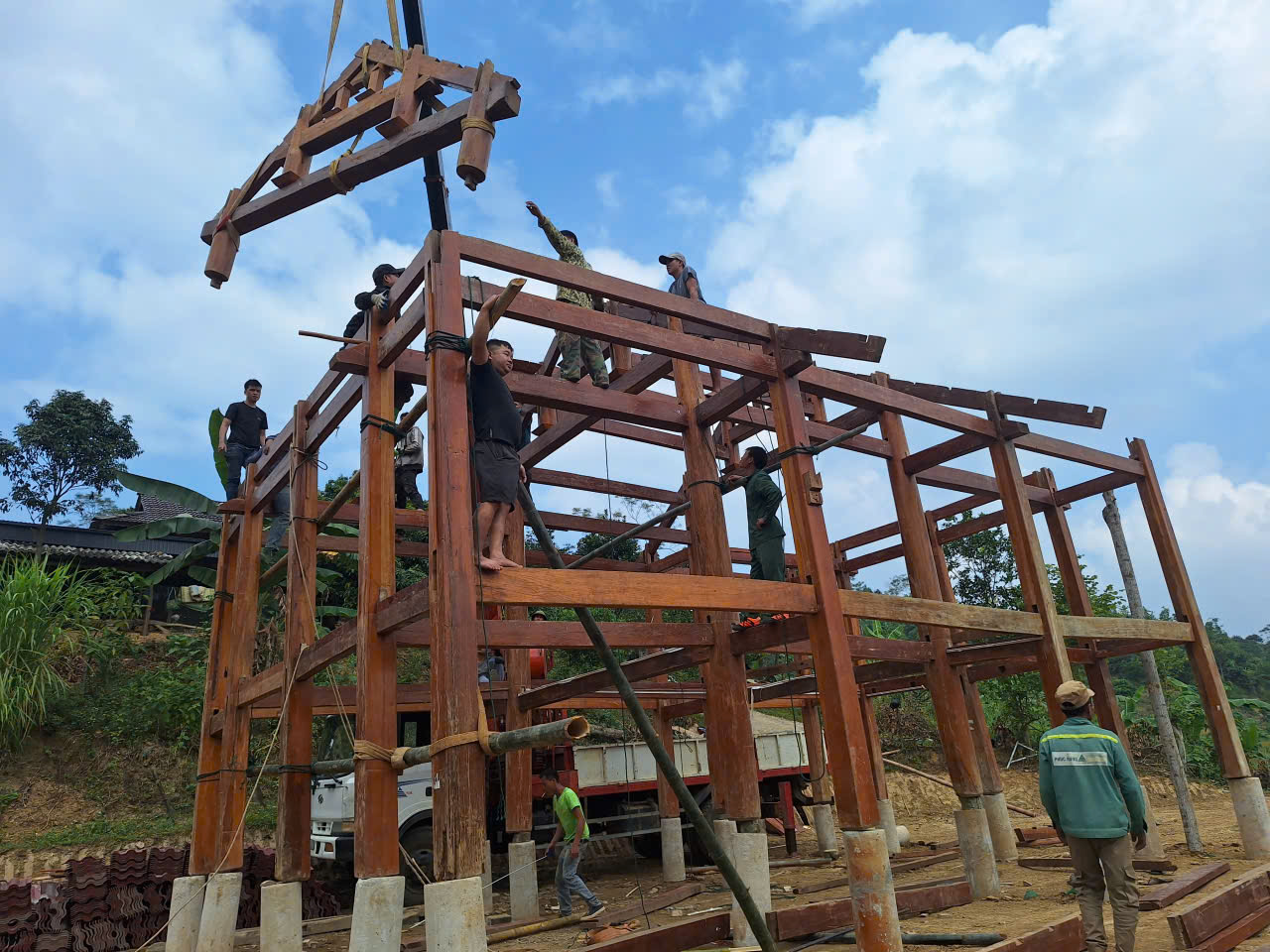 Chọn gỗ xây nhà sàn